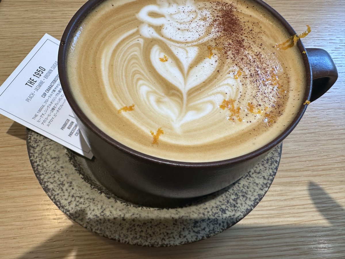 seadevelop's tweet image. カフェラテにオレンジの皮をマージさせるのは初めてだ☕️土日仕事しながらも女の子に会えるのはモチベーションにもなるよね