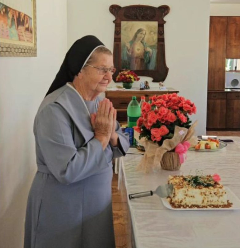 republiqueBRA's tweet image. 😰 🖤 Freira de 82 anos é morta no convento Irmãs Servas de Maria Imaculada, em Ivaí (PR), após homem invadir o local; suspeito relatou ter passado a madrugada consumindo drogas e bebidas alcoólicas e disse que ouviu vozes que o ordenavam a matar alguém.