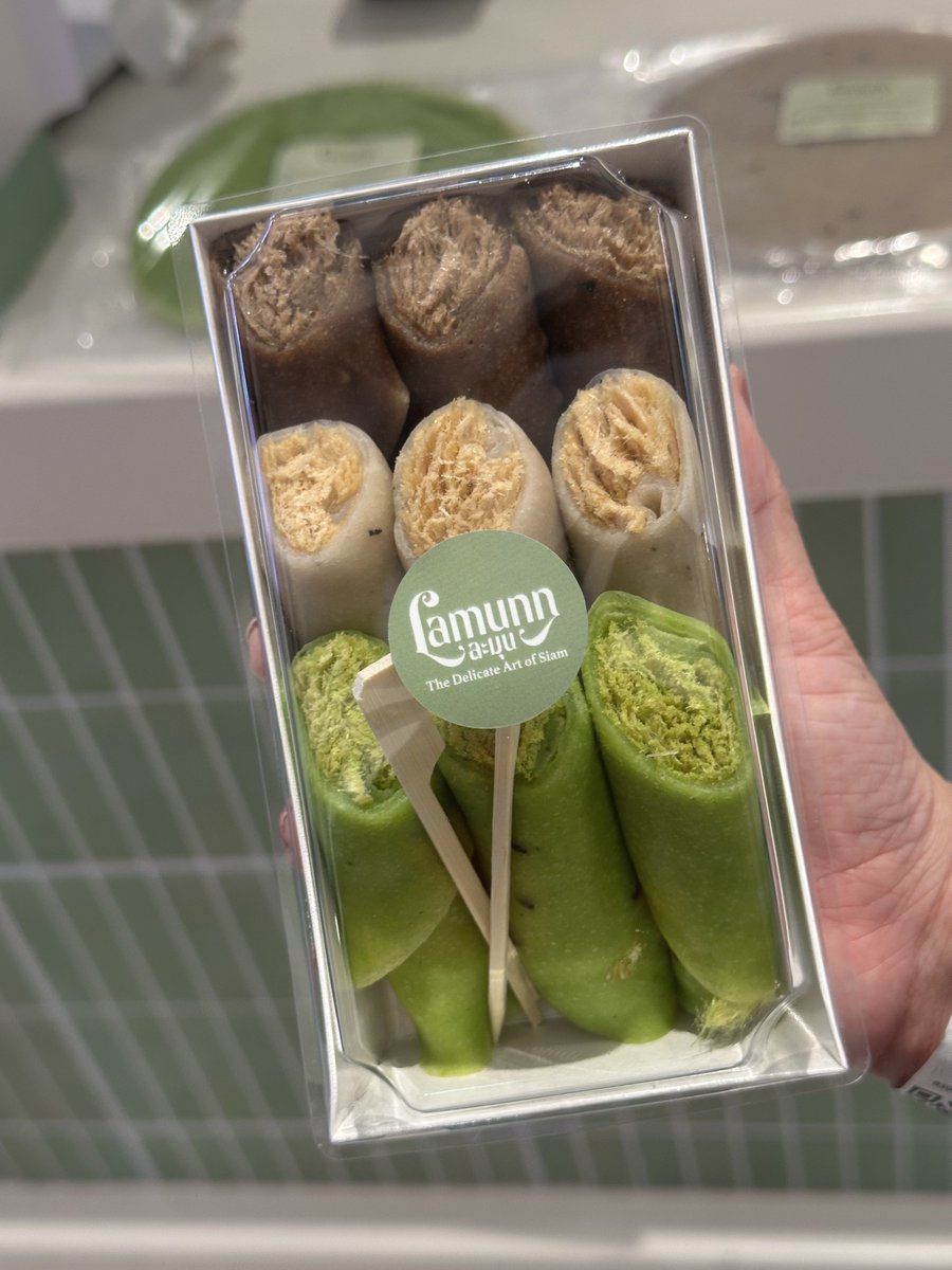 ลองกินแล้ว โรตีสายไหมคนกรุงเทพ ม้วนให้เลยไม่ต้องเปื้อนมือ เอางี้นะ อยากกินอีกทำไงดี แป้งแม่งหอมมากกกกกก ไม่หวานแสบคอ อร่อยอะ คืออยากกินแค่นี้แหละ ไม่อยากกินเยอะ