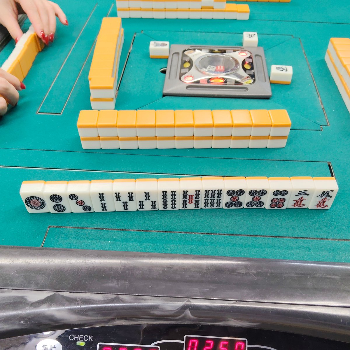 今日は祝日だけど麻雀 M.Kはノーレート開催中！この配牌、みんなは何