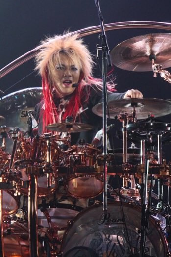 teamabc1127's tweet photo. 真ちゃん…
LUNA SEAは私の青春でした。
そして今もその想いは変わらない。
あなたは最高のドラマー🥁
出会えた事に感謝しています。ありがとう。 https://t.co/mr1a8lugAH