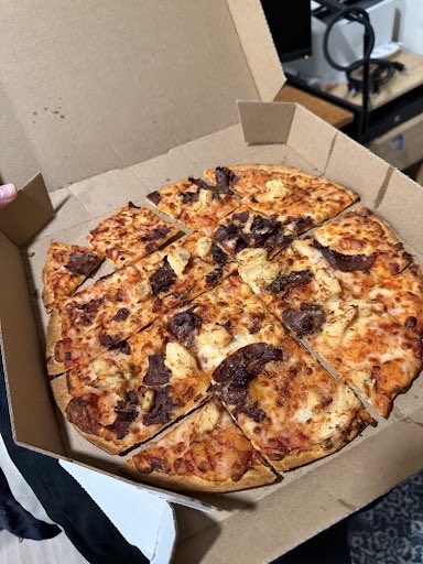 LaskoStan's tweet image. Hey @dominos, I paid for double chicken and received barely any (see photo). To make it worse, the local store hung up on me and is now ignoring my complaints. This is terrible service. Can someone please reach out to resolve this? #Dominos #BadService
