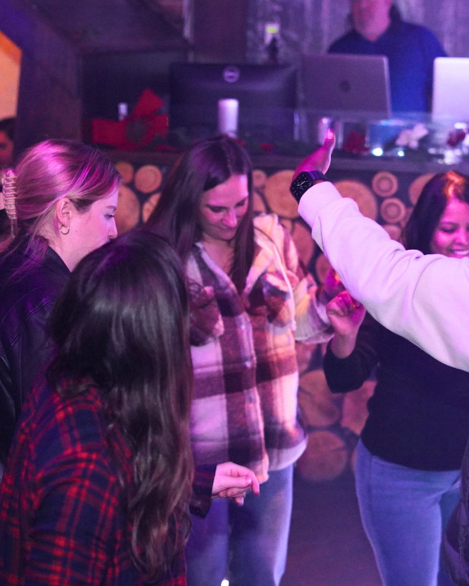 The mic is officially HOT 🔥 Karaoke kicks off at 9 PM tonight at The Cabin! 

#thecabinyeg #thecabin #karaokenight #karaoke #yegevents