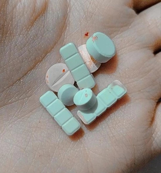 Sayl_mind's tweet image. Estaba agarrando para meterme algo luego de cortarme y quedó así bien fotografiable para hacerme el edgy que le metí unos mil filtros