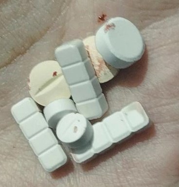 Sayl_mind's tweet image. Estaba agarrando para meterme algo luego de cortarme y quedó así bien fotografiable para hacerme el edgy que le metí unos mil filtros