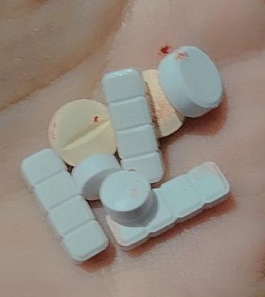 Sayl_mind's tweet image. Estaba agarrando para meterme algo luego de cortarme y quedó así bien fotografiable para hacerme el edgy que le metí unos mil filtros