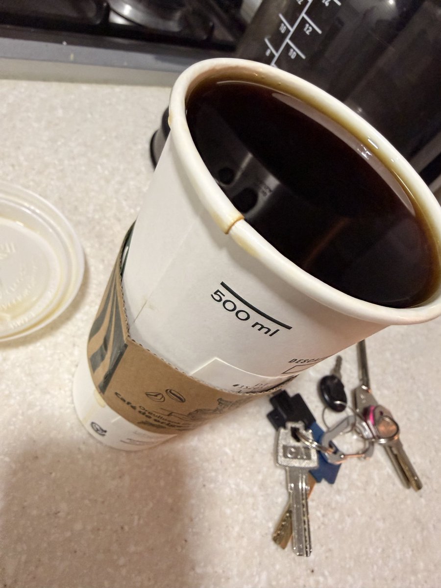 alejandra__ee's tweet photo. A todos los #baristas del mundo, déjenme decirles que llenar el vaso hasta el tope es naquísimo! Tienes una rayita que dice 500ml, hasta ahí va el café.

El vaso NO está hecho para que camines con un líquido que rebasa el límite de su capacidad. Tantita madre! #starbucks https://t.co/Hwy3CUqNy2