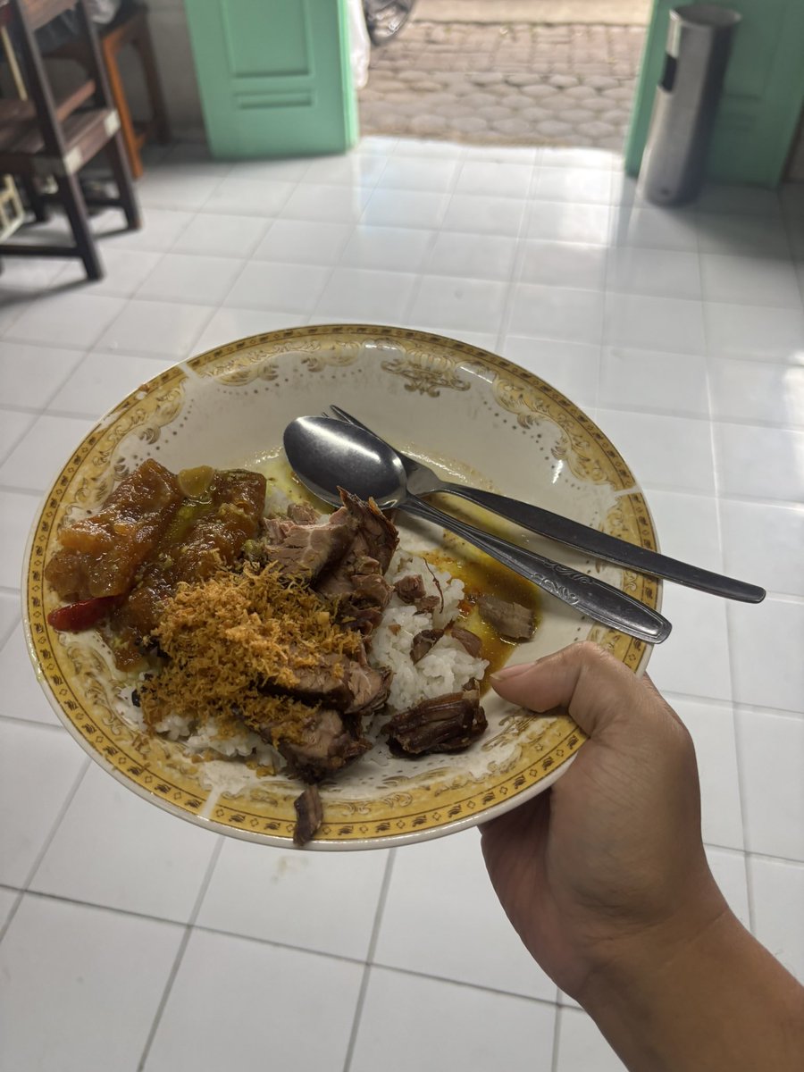 jika lewat Parakan, ini saya rekomendasikan sangat 

RM ini jadi jujugan banyak orang, kelas pejabat daerah, juragan tembakau, warga biasa sampai santri dan kyai

menunya masakan ndeso, ada jangan, gorengan &amp; beberapa juga ada daging-jeroan

salah satu pesona Parakan

RM Bu Carik
