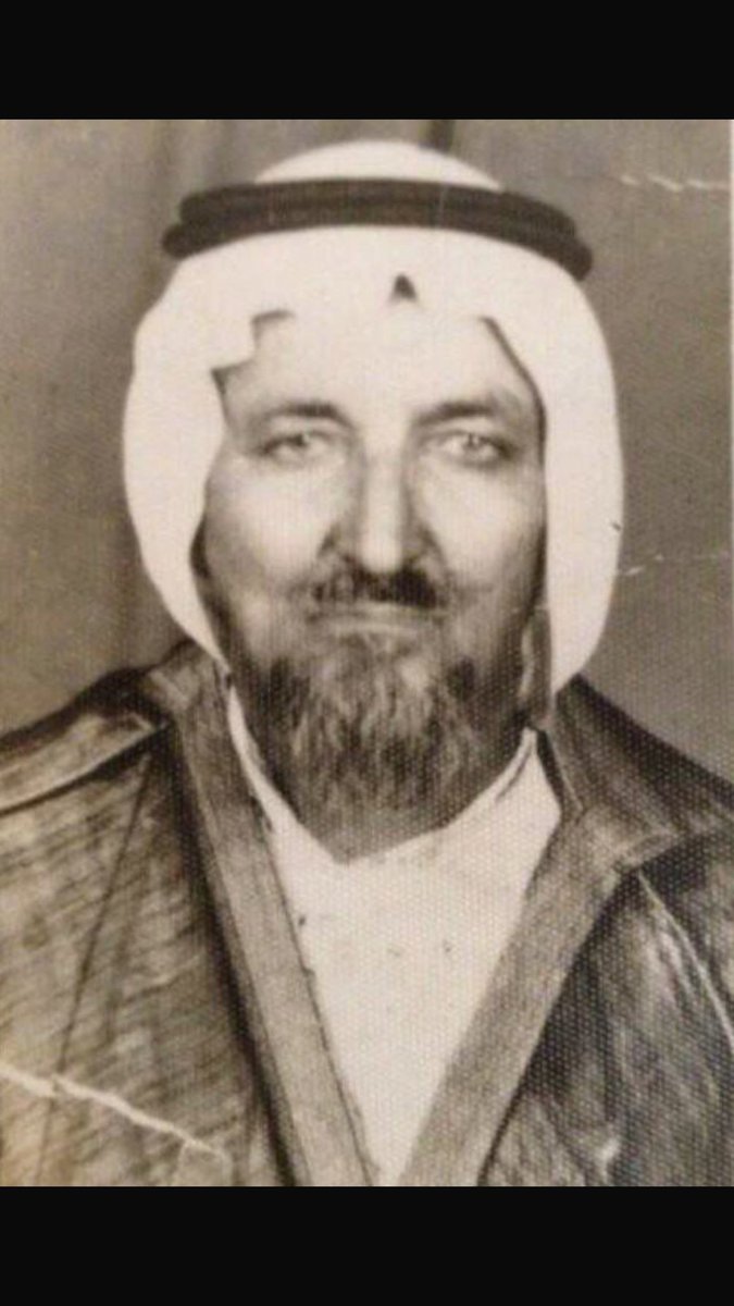 فقرة من هو ؟

شيخ جمع بين الدين والشعر والحكمه فالحجاز