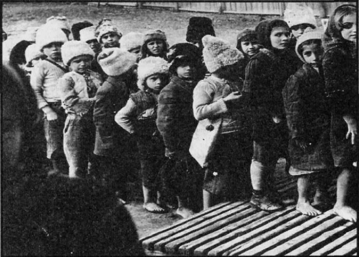 TheGreekPatriot's tweet image. Φεβρουάριος 1948 - Το Παιδομάζωμα.

Οι κομμουνιστές, στα πρόθυρα της ήττας, απαγάγουν 28,000 Ελληνόπουλα &amp;amp; τα στέλνουν σε χώρες του Ανατολικού Μπλοκ, για να πλυθούν εγκεφάλους με κομμουνιστική &amp;amp; ανθελληνική προπαγάνδα.

#Communism #Paidomazoma #Hellas #Greece #Greek #Hellenism.