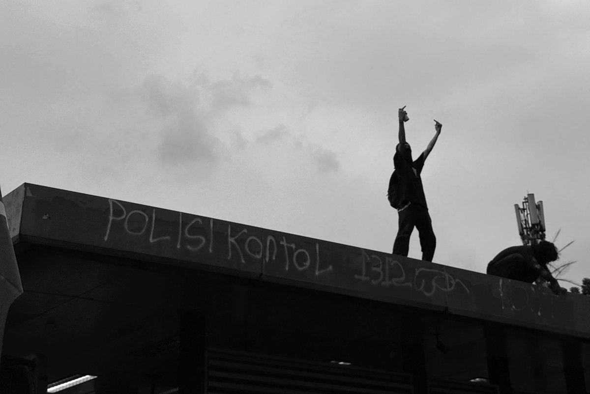 Foto ini diambil pada 29 Agustus 2025 lalu di halte depan Polda Metro Jaya beberapa jam sebelum akhirnya halte tersebut hangus terbakar.

Sebuah foto yang akan terus relevan sampai kapanpun.