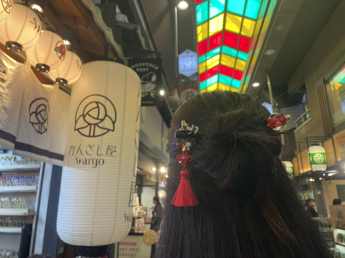 kanzashiyawargo's tweet photo. 【錦かんざし】

大変お待たせしました‼️‼️

🦊京都限定木登狐一本簪🦊

少量ですが再入荷しました🥹
是非この機会にGETしてください〜🏃🏻‍♀️💨
同じく限定の簪ケースとも相性バツグンですよ👍🏻

#かんざし　#かんざしヘアアレンジ　#京都 https://t.co/u3vaUhR4Ka
