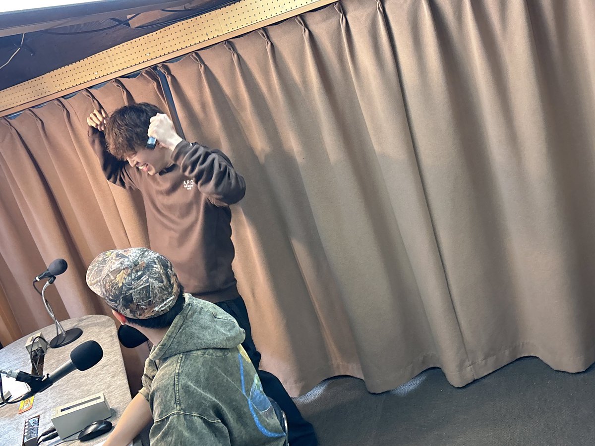 KOMEBURA's tweet photo. 佐藤匠 さん BMKの楽曲をスタジオ内で踊る！この曲はいける！と。
イントロドンのようで楽しく盛り上げています😆

#こめぶら #米谷恭輔 #佐藤匠 https://t.co/5ou5Bb3TzY