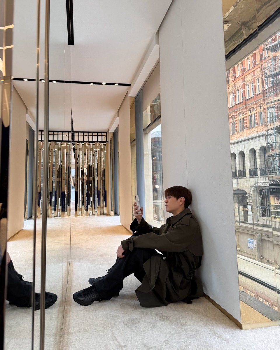 Seungmin of Stray Kids looks like a London Boy in photos ahead of his appearance at the Burberry Winter 2026 show tonight.

#SEUNGMINxBURBERRY