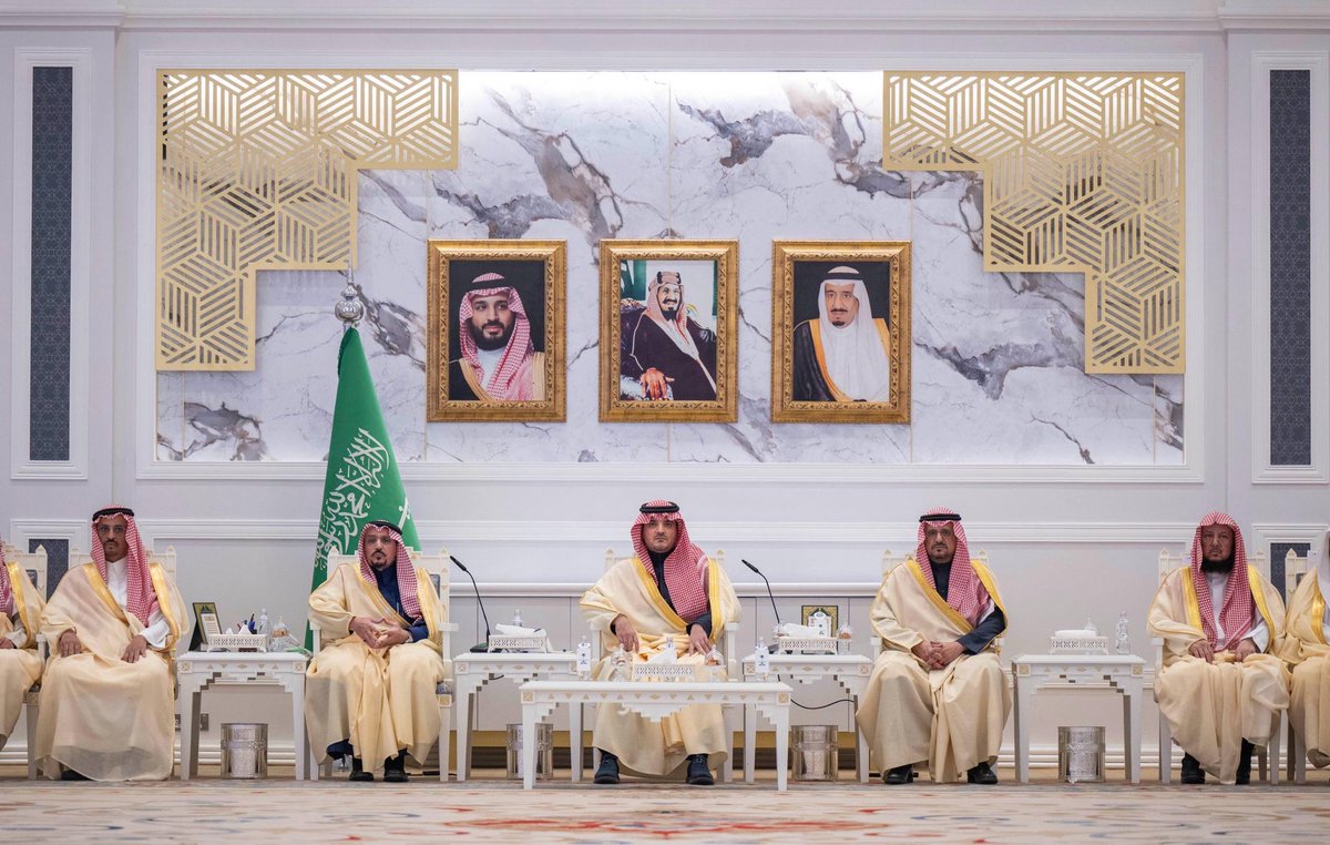 EmarahAlQassim's tweet photo. صور|
سمو الأمير عبدالعزيز بن سعود، بحضور سمو أمير منطقة القصيم وسمو نائبه، يلتقي عددًا من المواطنين من أهالي منطقة القصيم. https://t.co/X1sVePaHrJ