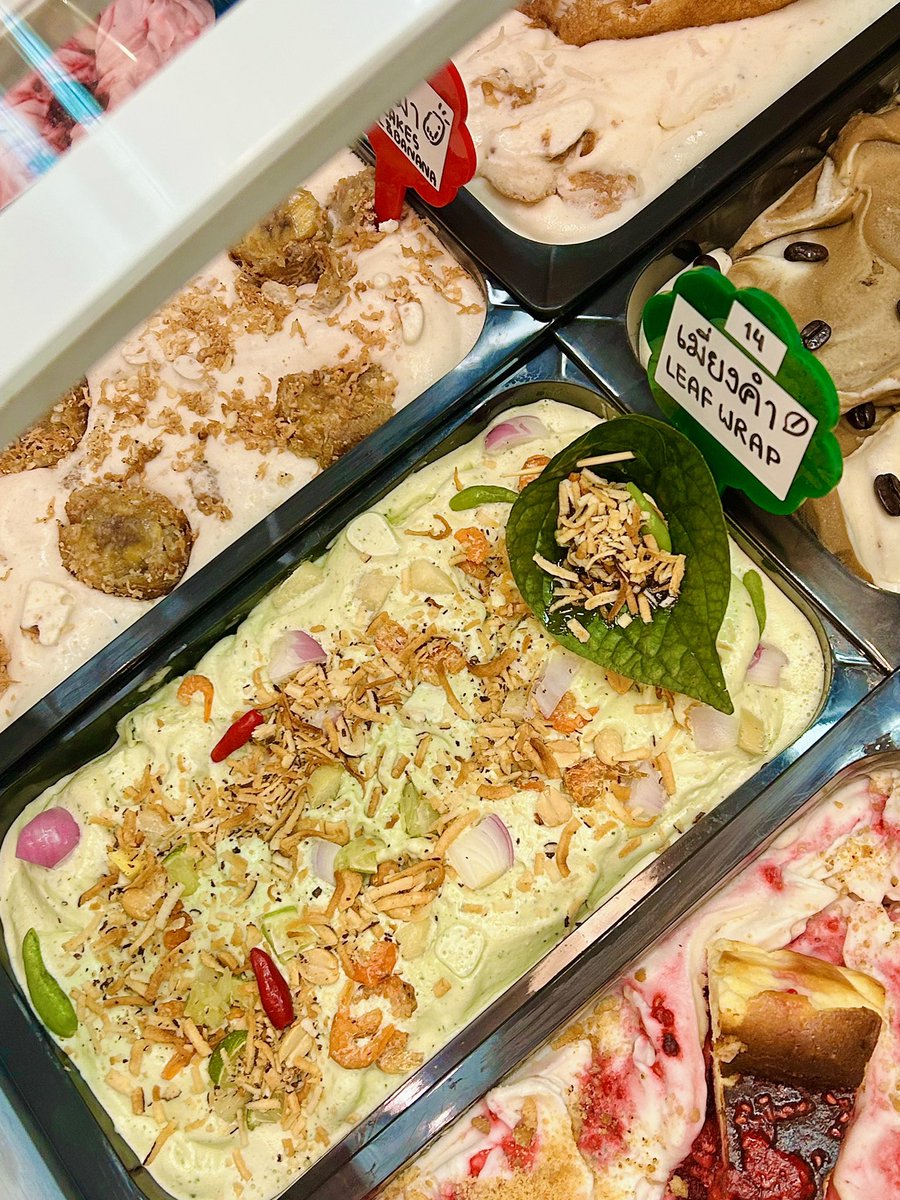 Bluemocca165's tweet image. และใช่ครับ ผมทำไอติมเมี่ยงคำ 55555555

🌿 เมี่ยงคำ &amp;amp; ข้าวเม่า 🌾

เมี่ยงคำเค็มเปรี้ยวหวานครบรสกับข้าวเม่าหอมข้าวทอดกับกล้วยหวาน ๆ ครับ 🙌🏻 แล้วเราก็ยังมีขนมถังแตก เค้กสังขยาใบเตย แล้วก็ Raspberry cheese cake ด้วยครับ

📌 #Priscillaicecream