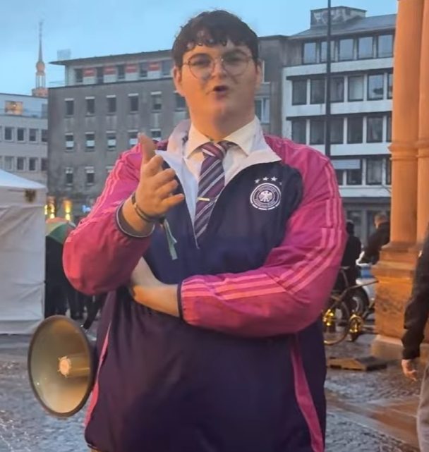 Linke in Dortmund bei der Veranstaltung der AfD, die <a href="/BjoernHoecke/">Björn Höcke</a> . Schaut ihn euch an. XD <a href="/weichreite/">Weichreite</a>