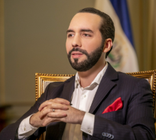 🔹Claudia Sheinbaum, Presidente socialista de México 🇲🇽, tiene a su país absolutamente sumido en el caos, con las bandas narcos matando policías, haciendo barricadas e incendiando ciudades.
No hace nada para combatir a los terroristas, para no violar sus DDHH.

Nayib Bukele,