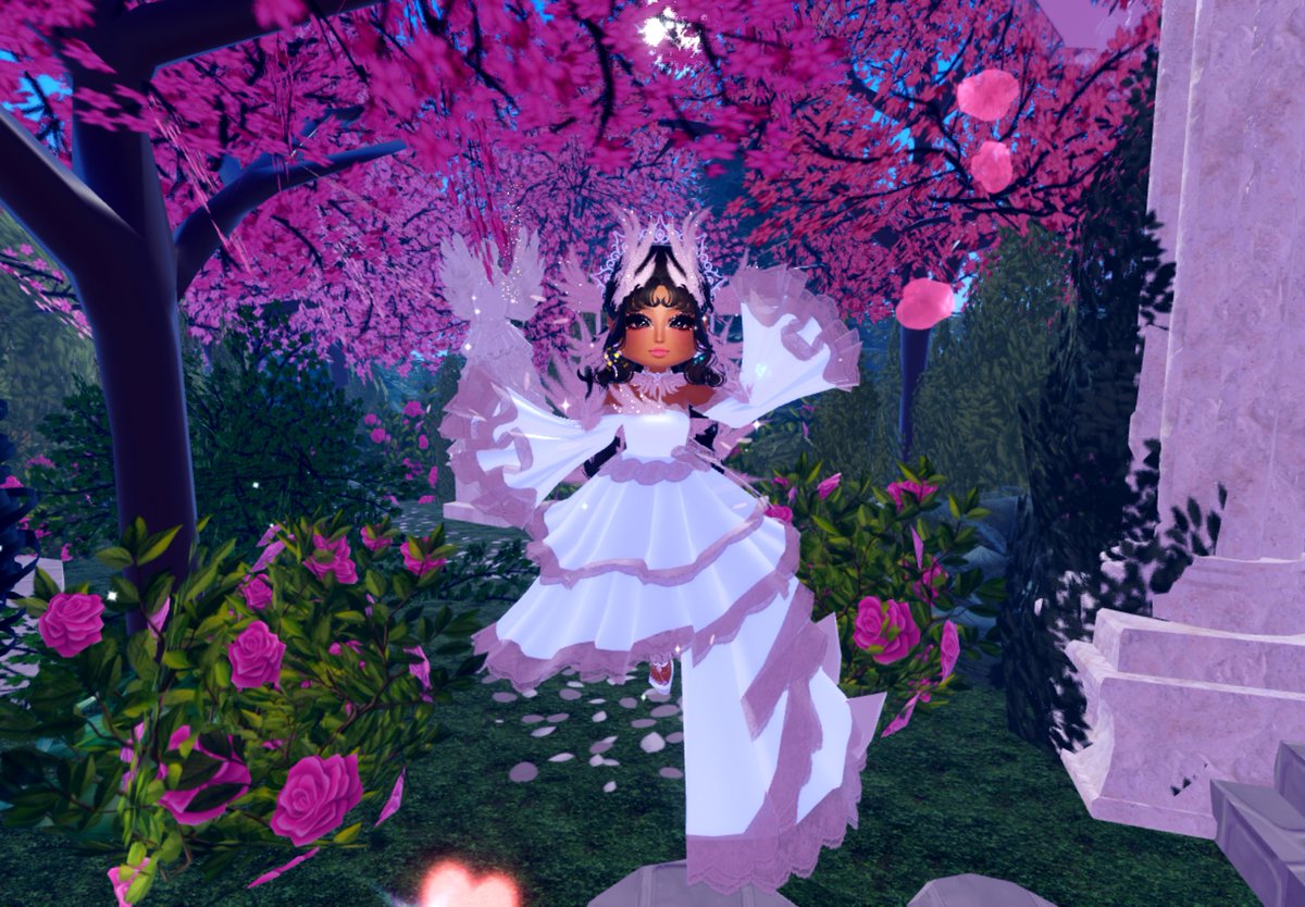 Me slaying the Skye Seraphim set! It’s so pretty! 🤩🩷🪽
<a href="/RoyaleHighValks/">Royale High ✨</a>