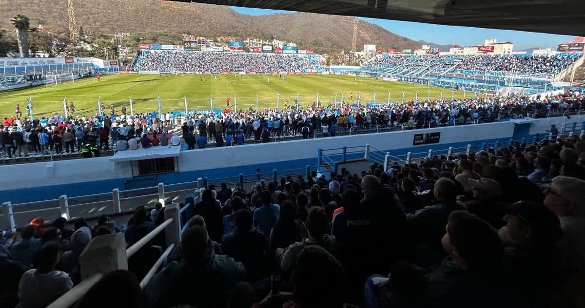 1 - Hoy  el estadio Michel torino central eterno inquilino vs Colon, 8 mil personas según la cabo Vilte.

2 - misma cancha mismo rival un lunes a las 15.30 la cabo Vilte informa q había 4200 personas jajajajaja. 
La mentira se te acabó ( una vez más ) cuervo puto y cagón !!!!