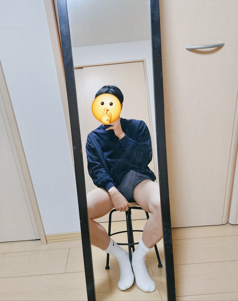 ryo26378293's tweet photo. ばたばたしている間に、実は引っ越しで部屋が替わりそうなので、そろそろ定番のこのアングルともお別れになりそうです笑
なかなかレトロな部屋になりそうだから困ったな…😅 https://t.co/0davhagPO6