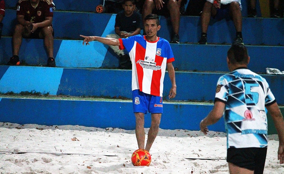 BeachSoccerVen's tweet photo. ¡𝑬𝒔𝒕𝒖𝒅𝒊𝒂𝒏𝒕𝒆𝒔 𝒔𝒖𝒎𝒐́ 𝒚 𝒔𝒊𝒈𝒖𝒆 𝒆𝒏 𝒍𝒂 𝒑𝒆𝒍𝒆𝒂! 🙌🏽 Le ganó a Los Cortijos 3️⃣-2️⃣ y sigue en la lucha por la clasificación ⚽️🏝️

#BeachSoccerVenezuela #MagosEnArena https://t.co/AUjaAv7Ypc