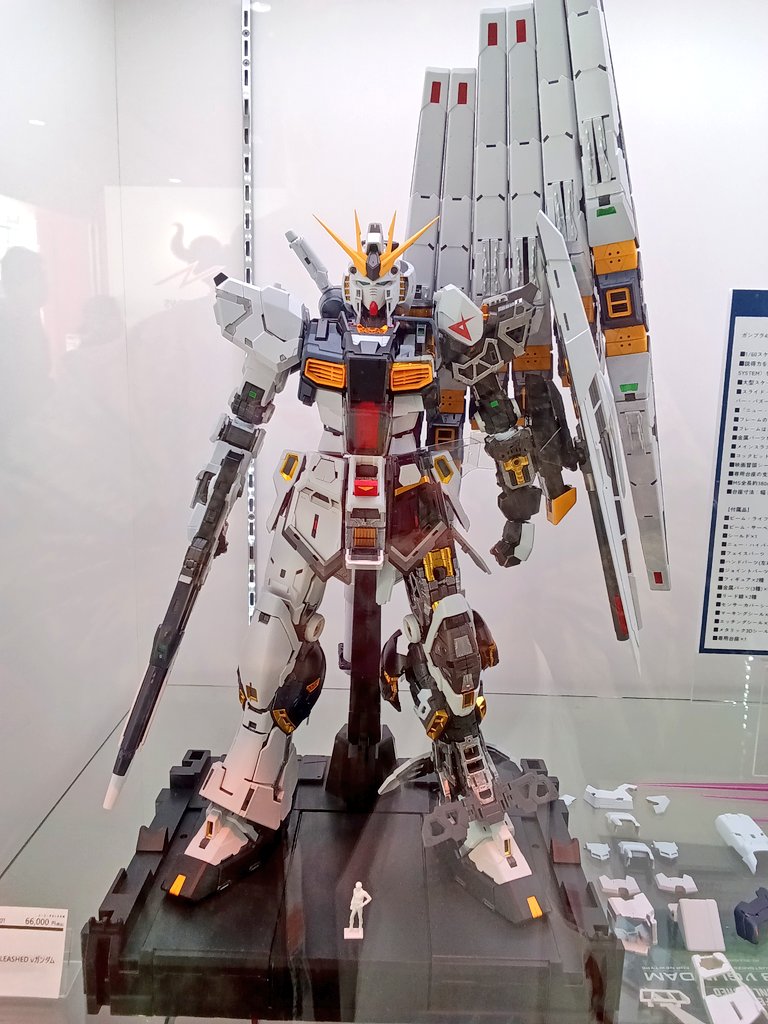 ジョーシンスーパーキッズランドでタミヤコンテストにエントリーしてきました。画像は一階のニューガンダム展示品です。カッコいいけど個人的にはモールドが少々うるさいかな。大きさ的に間を持たす為に仕方ないんだろうけど。