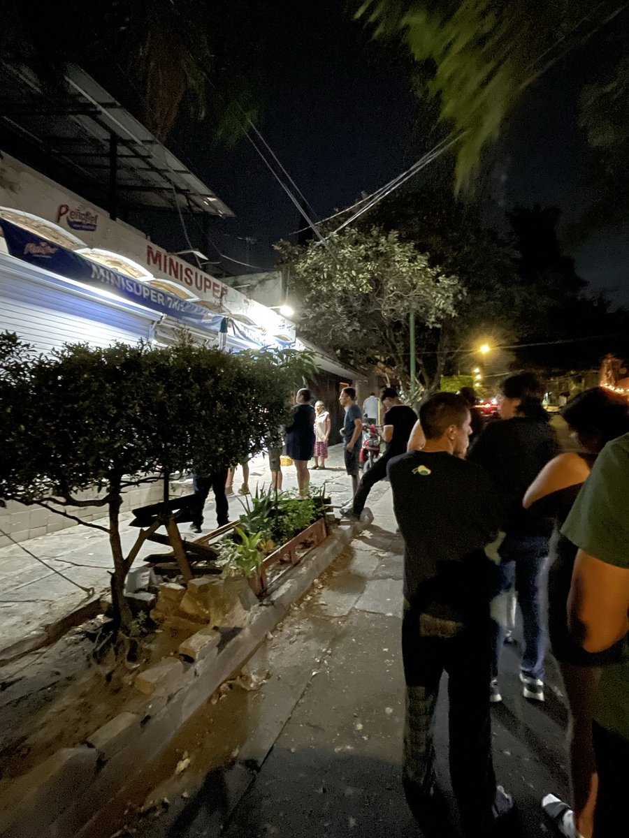 epaul_f's tweet photo. Algunas tienditas abiertas en Colonia Independencia y así las filas para los que nos tomaron desprevenidos 🫠 @Trafico_ZMG https://t.co/hvsaqTObrZ