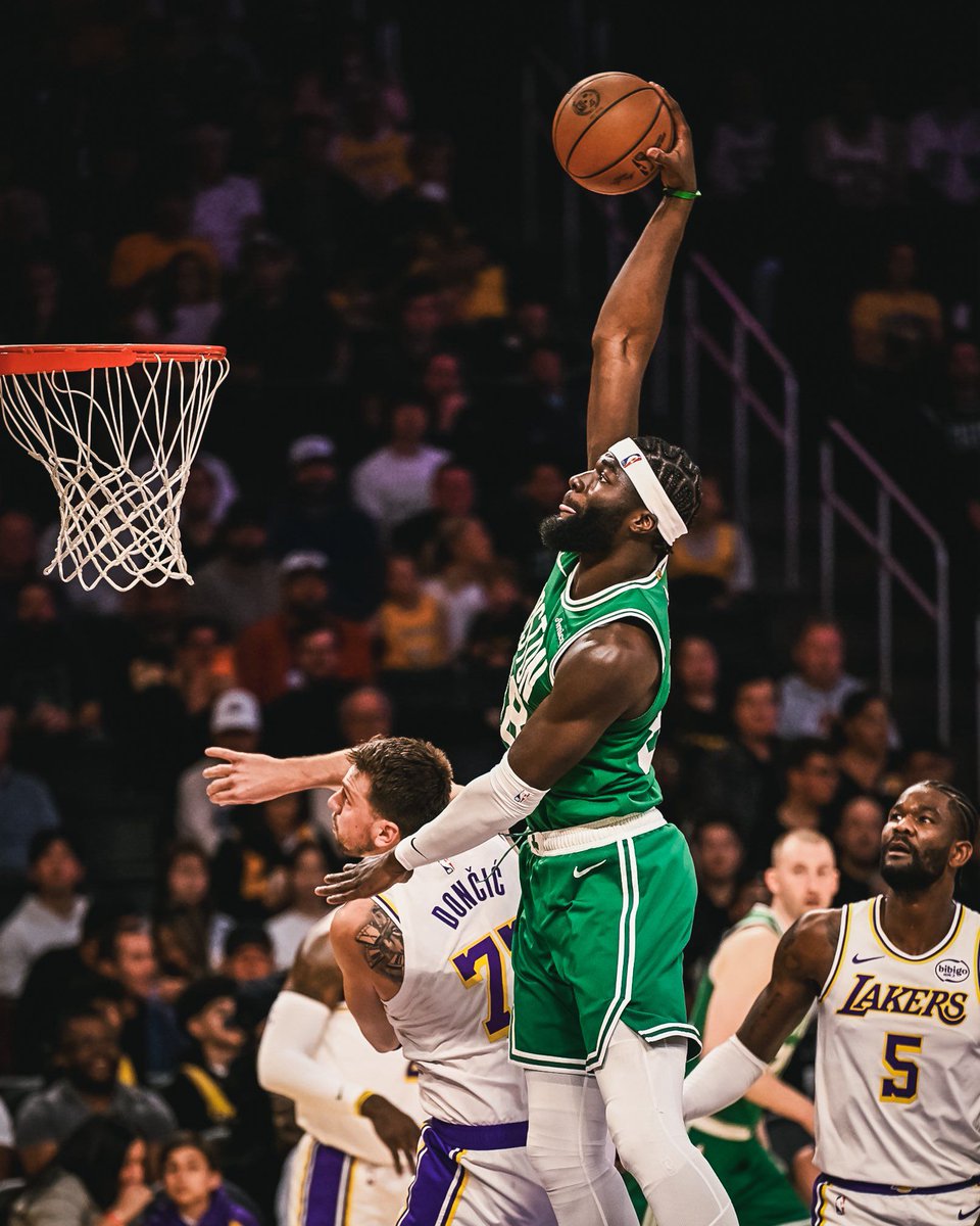 🔥 Neemias Queta DOMINOU na visita a LA para defrontar os Lakers:

• 10 PTS
• 12 REB
• 1 AST
• 3 BLK
• 4/5 FG

Entre poster a Doncic e desarme a LeBron, um jogo memorável para Neemias num dos maiores palcos do basquetebol. Os Celtics venceram por 89-111.

UMA MÁQUINA! 🇵🇹
