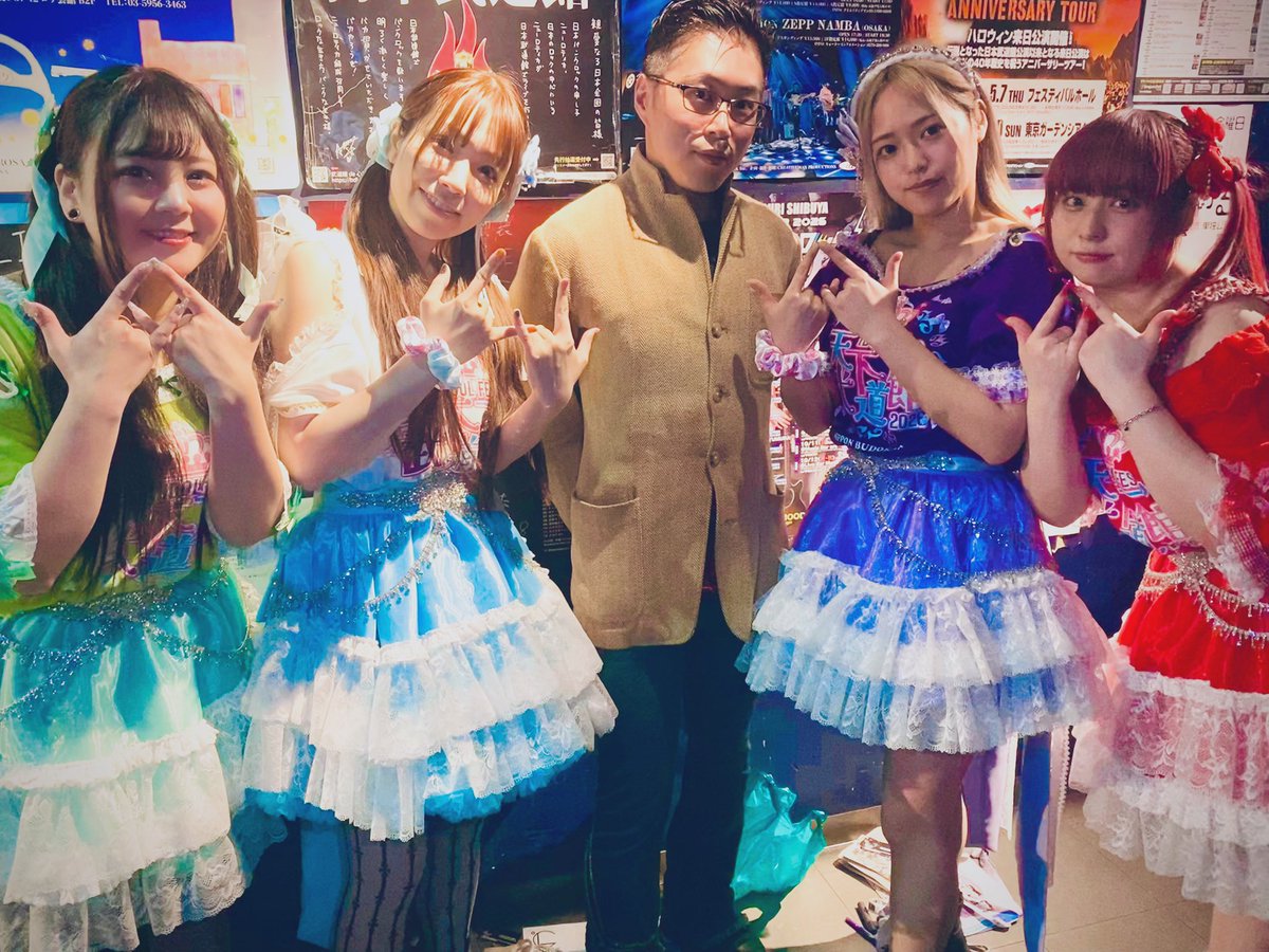 RyoSinging's tweet photo. いよいよ
明日が日本武道館公演

神田みつき社長と
4年の付き合い

日本武道館で
自分たちの
ステージングを見せるまで
活動を
ずっと頑張ってきたのは
見てきました

あの場所で
自分たちの
音楽を鳴らせる感動

その時に
笑顔を見ることが出来れば
それだけで良い..

@tenkaichiinfo

#天下一武道館 https://t.co/4XsI7H6t1t