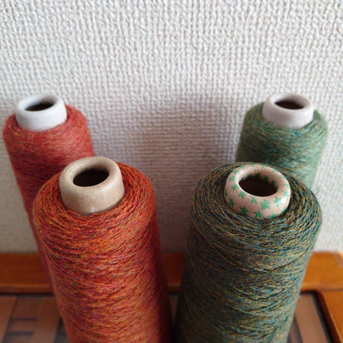 昨日届いた糸なんだけど…手前が昨日、奥が過去買ったやつ…わたしは何故