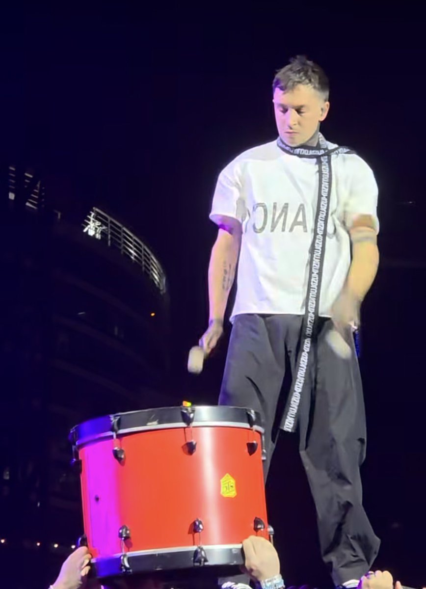 Am I crazy or for the first time the CLANCY in his shirt is grey??