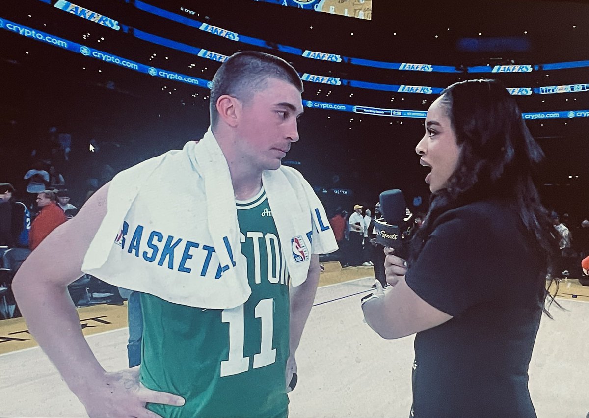 JMGaAn's tweet photo. Mientras España duerme, Payton Pritchard ha firmado una exhibición de las que no se olvidan en Los Ángeles.
No me canso de repetirlo: que un “enano” blanquito de 1,80 juegue a este nivel en la NBA es una extraordinaria noticia para el 🏀.
Qué jugador, por Dios. #PritchPlease https://t.co/1CmLrEjRFT