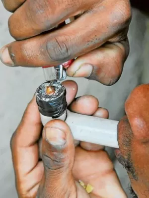 astronomiaum's tweet photo. 🚨ATENÇÃO: Vacina brasileira contra cocaína e crack avança e pode começar testes em humanos

Uma pesquisa conduzida no Brasil pode representar um grande avanço no enfrentamento da dependência de drogas. Cientistas brasileiros desenvolveram a Calixcoca, uma vacina criada para auxiliar no combate ao uso de cocaína e crack, que agora se prepara para dar início à fase de testes em humanos.

De acordo com o ministro da Educação, Camilo Santana, os estudos já demonstraram resultados positivos em experimentos com animais. A tecnologia conta com patente registrada no Brasil e também no exterior, reforçando o potencial inovador do projeto. A proposta é oferecer um suporte a pessoas em processo de abstinência, ajudando a diminuir as chances de recaída.

O imunizante age estimulando o organismo a produzir anticorpos capazes de bloquear a substância antes que ela alcance o cérebro, reduzindo seus efeitos e enfraquecendo o ciclo de dependência.

Caso os testes clínicos comprovem a eficácia em humanos, especialistas avaliam que a vacina poderá se tornar uma referência internacional no tratamento da dependência química.