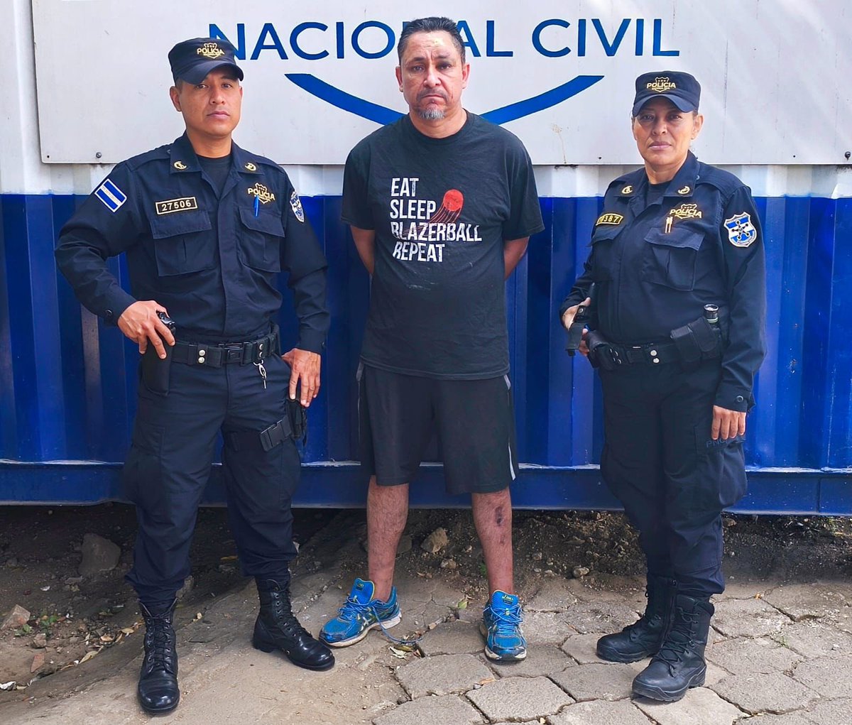En San Sebastián Salitrillo, Santa Ana Oeste, capturamos a José Omar German Mezquita, de 48 años de edad.

Este sujeto, sin ningún motivo salió de su casa y apuñaló con un cuchillo a dos hombres que se encontraban afuera, ambos fueron trasladados a un centro asistencial con
