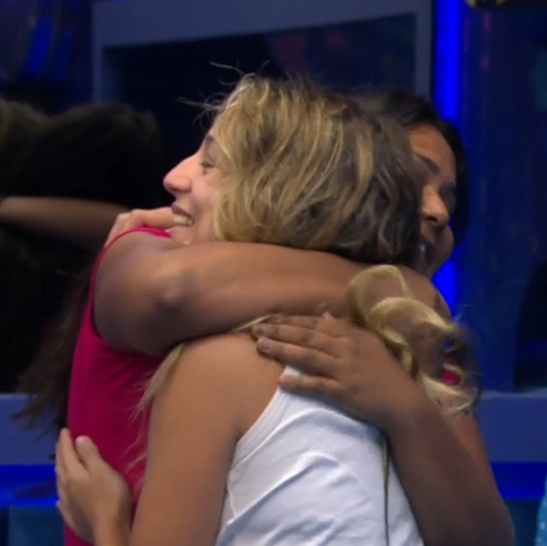 centralreality's tweet photo. 23h59 "vou te dar o anjo"

00h00 "vou imunizar a Gabi"
#BBB26 https://t.co/1Sc0o2BZBS
