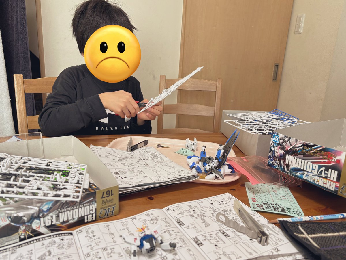 小4息子とプラモデル組み立て

時間があんまり無いからHGぐらいが丁度良い

kithガンプラの当選ポストたくさん流れてきた
もし持て余しているなら貰ってあげますよ😊