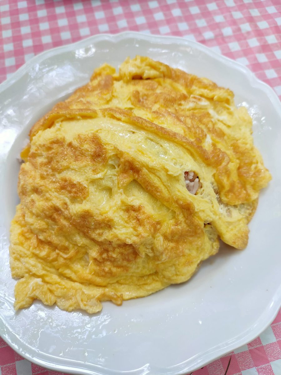 ทุกอันที่สามีเคยชอบ 

โดยเฉพาะอันนี้ ที่แทบไม่เคยถ่ายรูปแต่ในวันนั้นก็ตัดสินใจถ่ายเก็บไว้ เป็นข้าวไข่เจียวสูตรบ้านเขา ฉันหัดอยู่นาน เขาเคยบอกว่ากินได้ทุกวันจนตายเลย 

แล้วฉันก็ทำเหมือนเดิม เรียกเขากินข้าวเหมือนทุกที เคาะที่โลง หวังให้เขาตอบกลับมา 

จากนั้นก็เลิกทำอาหารไปอีกนานเลย