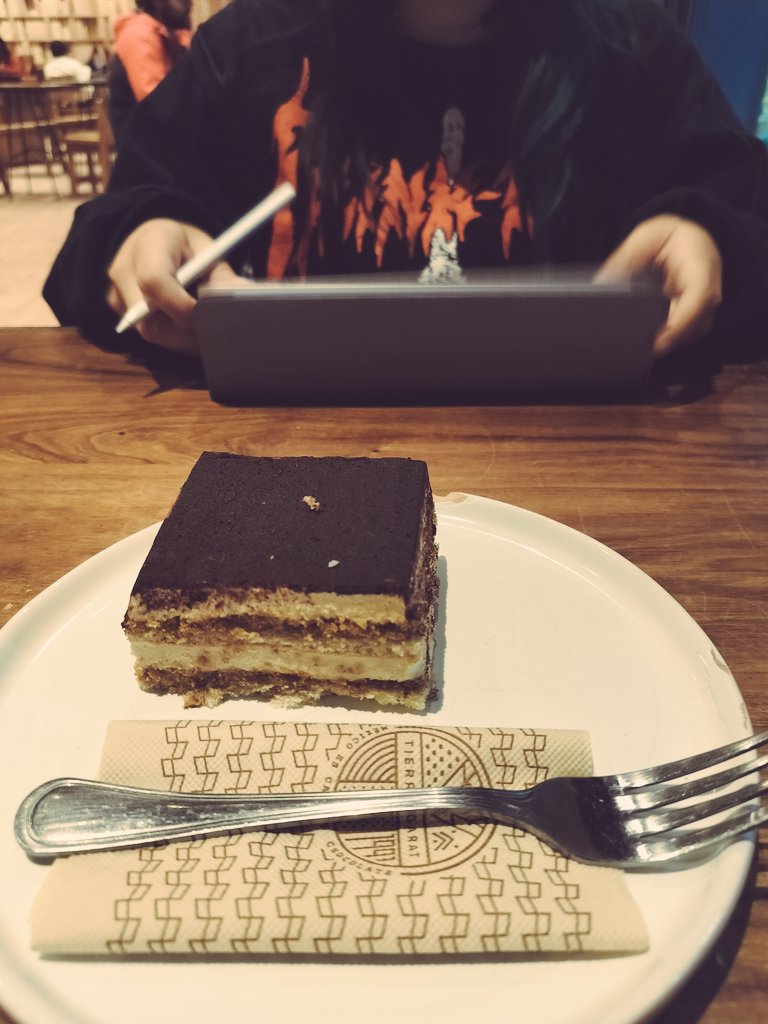 Love coffeeshops nyehhehe 🤍 w/ <a href="/Chris_Prkr/">Willow 🍃 Comms Open</a>