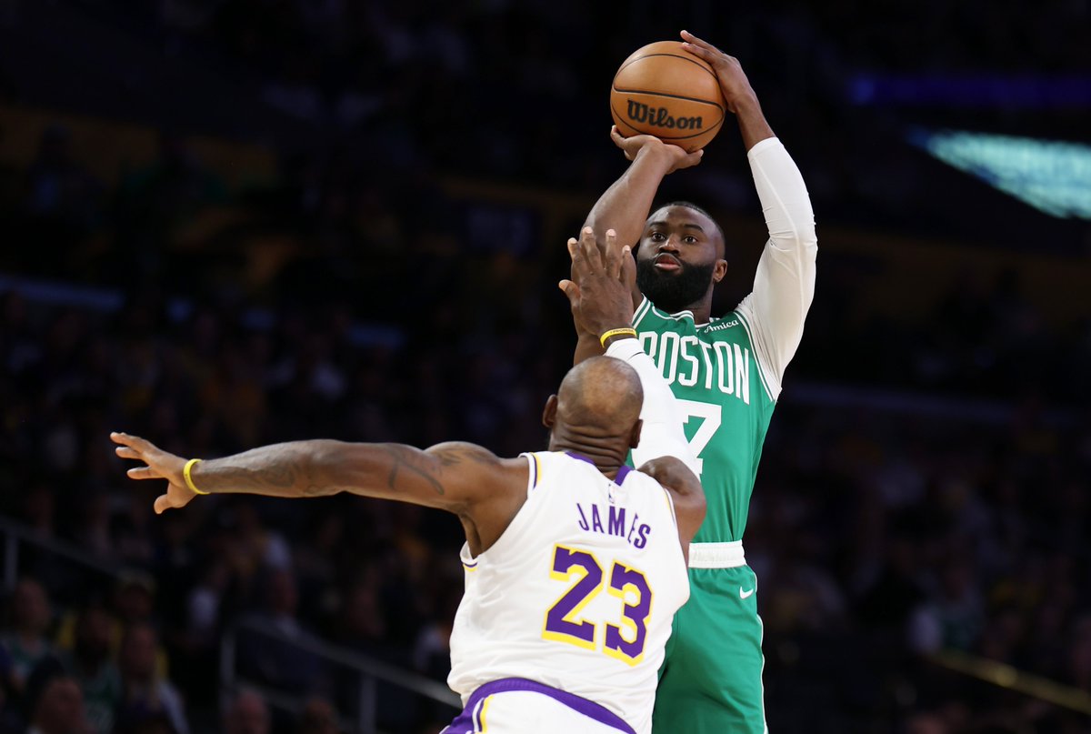 Boston just secured the best single-season avg scoring differential in the history of the Celtics-Lakers rivalry.

The C's won on 12/5 by 21 and on 2/22 by 22.

1. 2025-26 – BOS: +21.5
2. 2006-07 – LAL: +19.5
3. 2007-08 – BOS: +16.0
4. 2003-04 – LAL: +15.5
5. 1957-58 – BOS: +15.1
