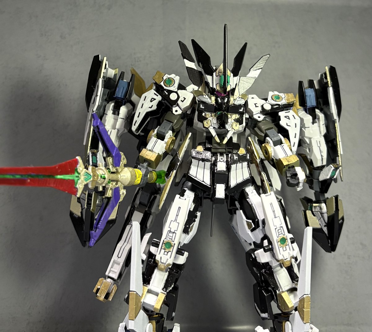 KND308434009's tweet photo. #30MMLDEX
#30MMLDEX最終章

【エンディング3】
スイのいた世界のカンム達が刻津を解析し、その存在を断つために用意した剣、『影狼』。

本来の使用者であるスイが未熟な為に施されていたリミッターが解除される。
膨大なエネルギーの奔流を受け、月光帝のゴーグルがひび割れ、素顔が垣間見えた。 https://t.co/JpKkJN8MIx