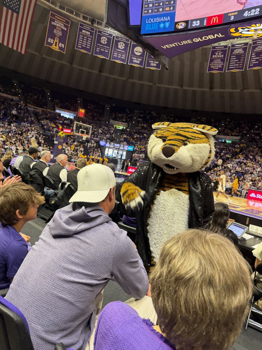 griffindaalt's tweet image. Love lane and love lsu but he was there from the media timeout in the third to the media timeout in the fourth. He came to take this pic to prove a point to coach yo and left.