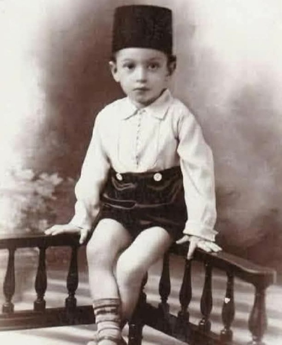 Hamadarafat7's tweet photo. صوره للمجرم الدكتور محمود عزت وهو يخبئ سلاح في الشراب بتاعه تمهيدا لقتل جمال عبد الناصر من الضحك ...حسبنا الله ونعم الوكيل  في كل من أراد بمصر شر  . https://t.co/sTFaXkqNPG