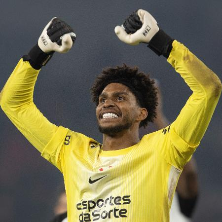 presidatv's tweet photo. Os números do Hugo Souza são tão impressionantes que chamam atenção toda vez que a gente lê.

Para se ter noção, Cássio defendeu 32 pênaltis em 13 anos de Corinthians.

Hugo já defendeu 14 pênaltis em apenas 1 ano e 7 meses.

Absurdo! https://t.co/tCrVHNsaxT