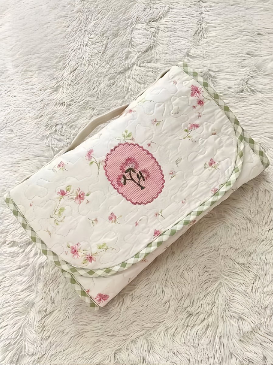 fleumour_'s tweet image. found prayer sets with the cutest embroidery