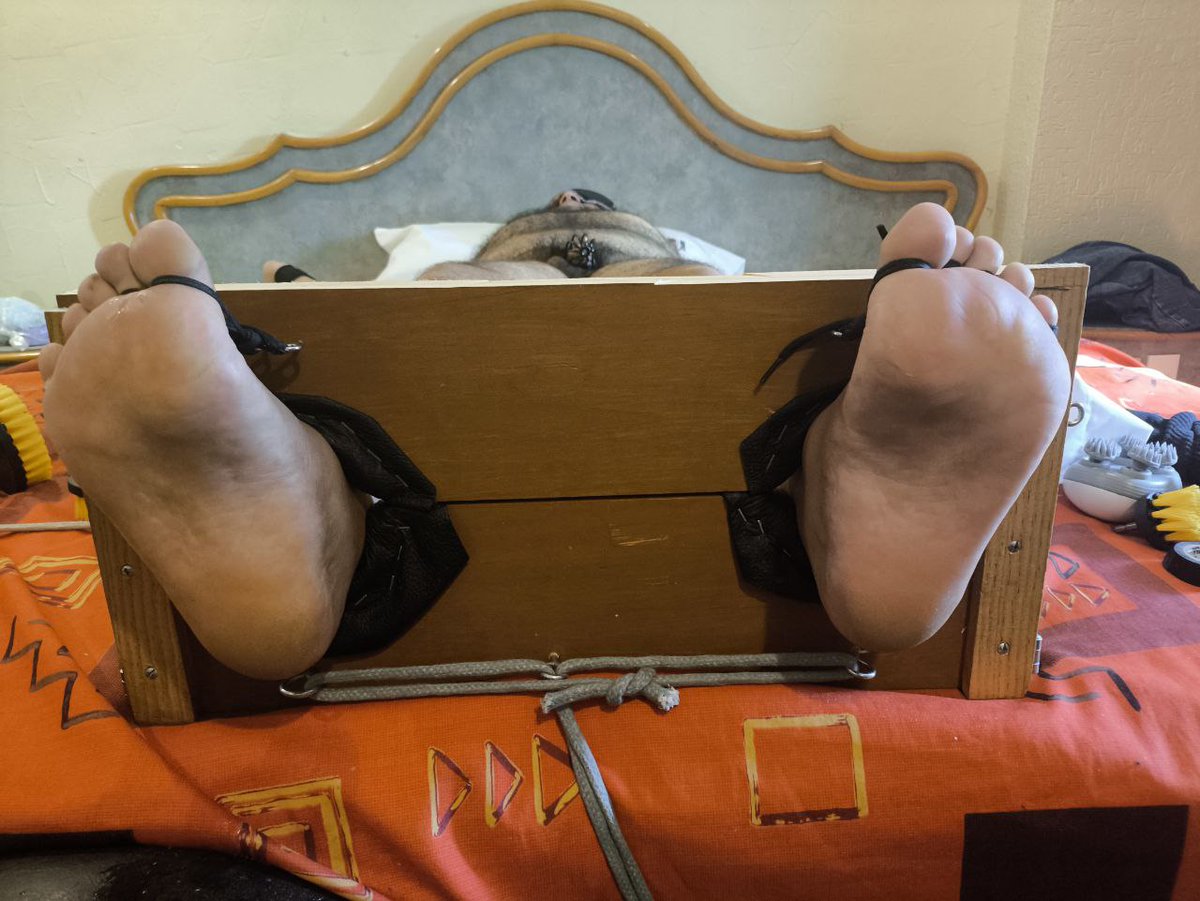 Frank30198483's tweet photo. Sin más opción, que ser un juguete sexual.

Mis pies, torturados y usados como objetos sexuales reciben la venida de mi captor como humillación para mi cuerpo atado.

Se prendió y se divirtió al tenerme inmóvil.
Me preguntó quién me tendrá así ahora y dónde dejarán su venida... https://t.co/pVxzesvo8K