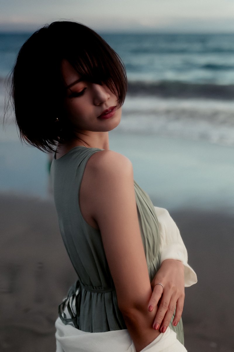 junmai_photog's tweet image. 風に揺れる緑のワンピースと夕暮れの波…
優しい表情と素敵な時間に感謝です🌊

model: Hana Hiyoshi
#CinematicPortrait #伸哉と写真部屋