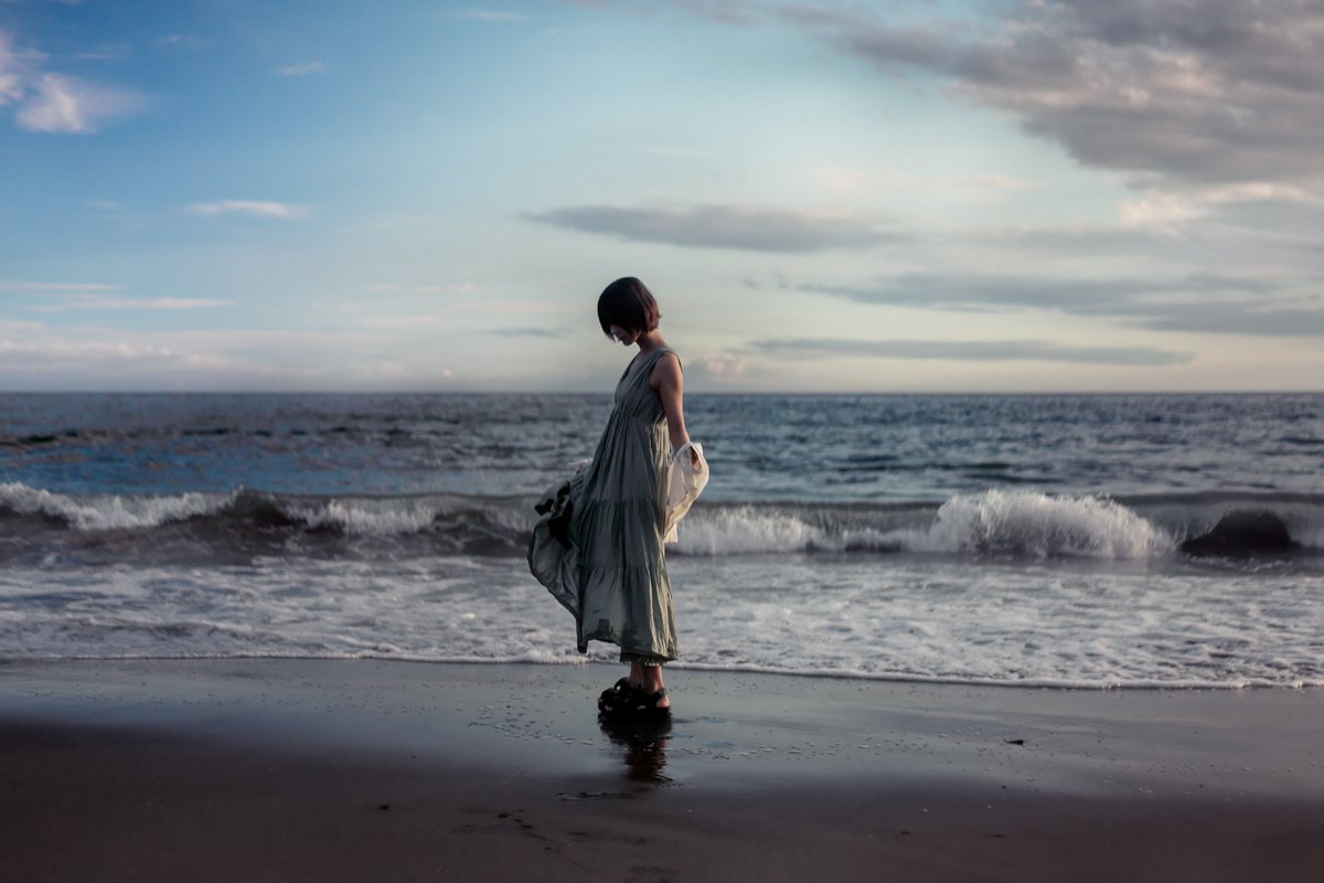 junmai_photog's tweet image. 風に揺れる緑のワンピースと夕暮れの波…
優しい表情と素敵な時間に感謝です🌊

model: Hana Hiyoshi
#CinematicPortrait #伸哉と写真部屋