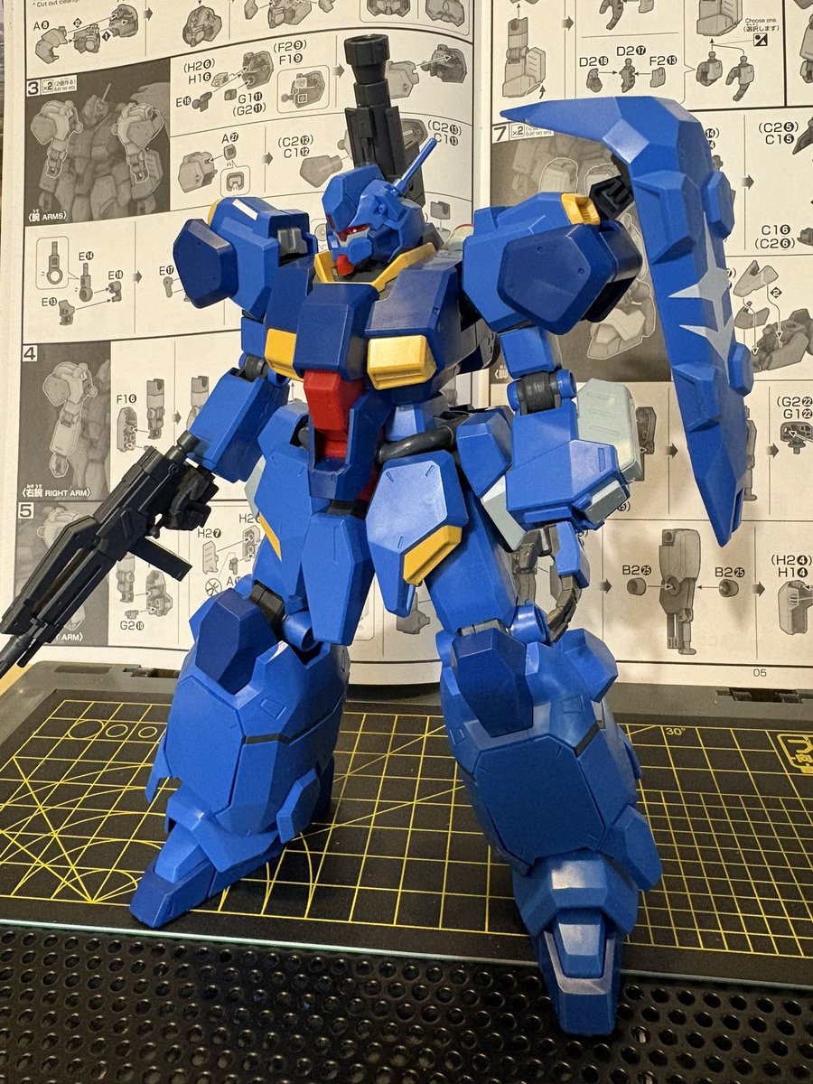 ようやくHGのグスタフカール00型を組み上げました♪ 皆様が言うように