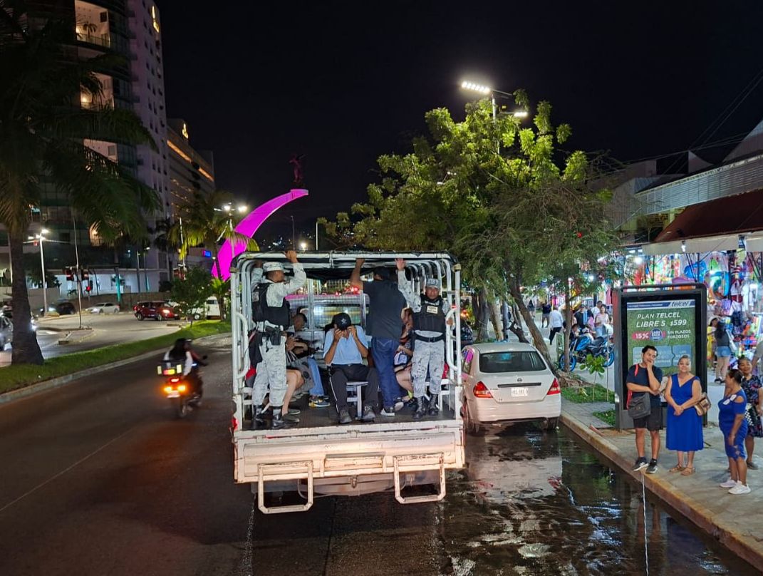 EscudoMegna's tweet photo. 🚌🚔La #GuardiaNacional activó el “GN Bus” en #Acapulco como #laborsocial ante la falta de transporte público.
Opera en la ruta Centro–Base Naval sobre la Costera Miguel Alemán y es escoltado por una unidad oficial para garantizar la seguridad de quienes viajan a bordo. 🇲🇽
#MEGNA https://t.co/w2wxI1toBA